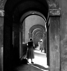 Tratto del corridoio Vasariano dalla galleria degli Uffizi. Il ritorno degli stranieri a Firenze