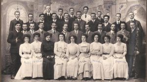  1910 Foto di gruppo alla Normale di Pisa superando finalmente l’odiosa discriminazione sessista, viene aumentato il numero delle insegnanti donne.