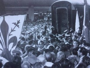 Alla stazione di Santa Maria Novella i fiorentini circondano il treno che trasporta la salma di De Gasperi, durante la sosta a Firenze. Anno 1954