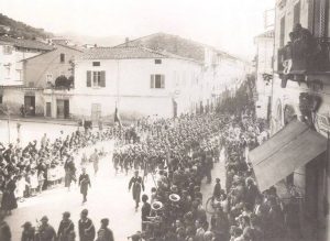 Passaggio davanti al Bar Aquila di Pietrasanta di una parata fascista Museo dei Bozzetti "Pierluigi Gherardi"