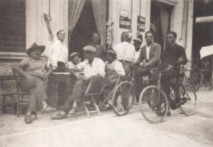 Foto ricordo della vacanza dei ''signori'' con i ''servitori'' a Marina di Pietrasanta negli anni '20 Museo dei Bozzetti "Pierluigi Gherardi"