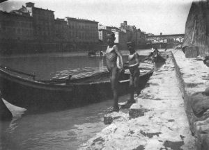 Giovani "nudisti" si apprestano a tuffarsi nelle acque dell'Arno 