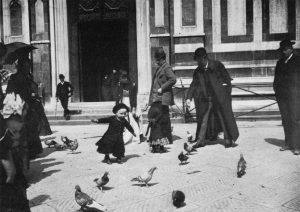 Piccolo bambino che gioca in Piazza del Duomo 