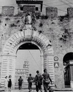 Settembre 1944. Truppe americane entrano in Pisa.