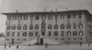 Palazzo della Carovana fu rinnovato con gusto da Giorgio Vasari 1562 al tempo della foto sede della Regia scuola normale superiore.1928
