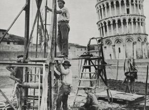  1928. Operai al lavoro per rinforzare la base della Torre.