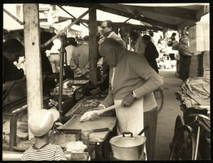 Mercato di Pistoia .,settembre 1951, un "Chiccaio" al lavoro nel suo banco di dolciumi!!