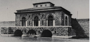 La Dogana d'acqua a Livorno era stata progettata da Carlo Reishammer architetto dei Lorena, ma fu distrutta dai bombardamenti della seconda guerra mondiale. Disegno originale del 1836/42 e foto del 1900.