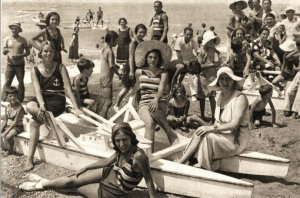 Marina di Cecina, tutti in spiaggia ,anni 30 