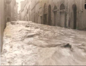 La furia dell'acqua nel centro di Firenze