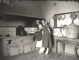 Signore nella cucina della casa padronale di una tenuta agricola, senese anno 1929..