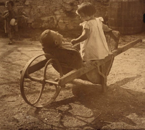 Giochi di bimbi in un aia di una fattoria, foto V.Balocchi anni 20
