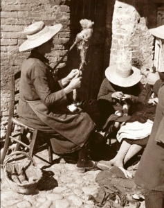 Bucciano donne al lavoro nell' aia 1946