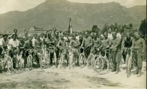 1933 - Il Plotone Ciclistico della Misericordia di Camaiore in partenza dalla località San Rocco