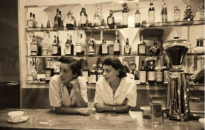 San Gimignano,ragazze dietro il bancone.,agosto 1955