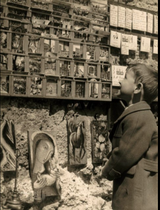 Bambino incantato dalle cartoline, foto fine anni 50.