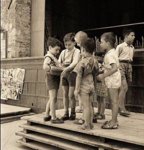 Bambini che giocano...bastava poco allora per divertirsi 1955 