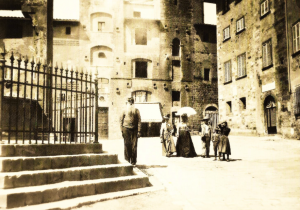 Piazza della Cisterna, anno 1890 circa, foto Mario Nunes Vais