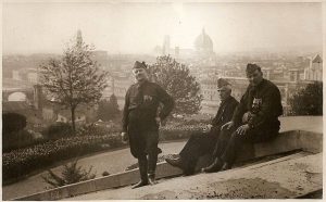 1935, 4° Raduno Artiglieri, foto ricordo di Firenze dal Piazzale