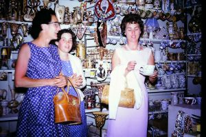 Turiste in un negozio di vasellame e souvenir sulla costa Maremmana, anni 70