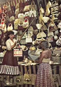 Firenze /Mercato del Porcellino, le belle borse di paglia dell'artigianato locale. foto anni 50/60