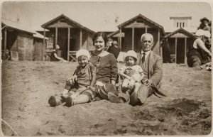 Versilia anni 20 / nonno con nipoti e figlia sulla spiaggia