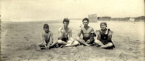  1925/ Versilia, giovani ragazzi in spiaggia 