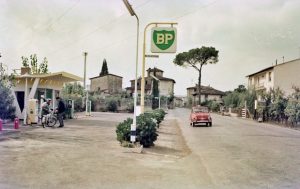 una stazione di servizio "BP" di fine anni 60..!(Luogo identificato da Claudio Zecchino.. Scandicci via Pisana)..!