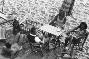 Viareggio (LU) relax in spiaggia negli anni 60