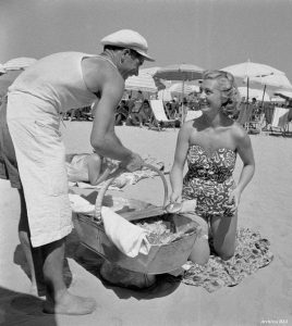  1951 Spiaggia di Viareggio, un venditore di dolciumi