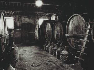 Una vecchia cantina toscana per l'invecchiamento del vino a Carmignano