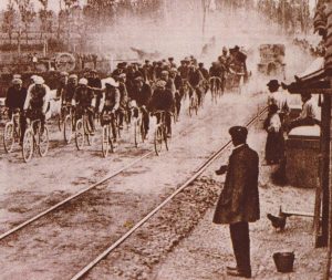 28 maggio 1910 ,si svolge la tappa-Roma-Firenze del giro d'italia.!! nella foto un passaggio lungo le campagne tra Siena e Firenze...!!