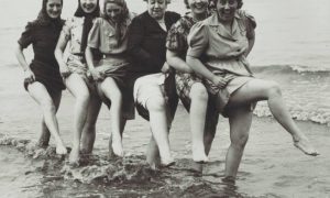 Costa Grossetana Jean Paul Belmondo.con i suoi figli ..anni 60