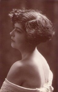 Firenze, anni 20 Una bellissima donna in una foto "ose'".. per l'epoca