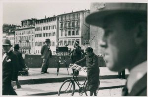 Firenze anni 30, fotografo... fotografato sul Ponte Vecchio