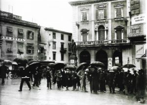 M.Nunes Vais, Pisa 1905, Piazza Garibaldi in una giornata piovosa