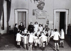 Dirigenti del partito fascista ispezionano una scuola fiorentina