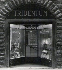 Tridentum, negozio di cine-foto-ottica di via de Servi, Firenze anni 30