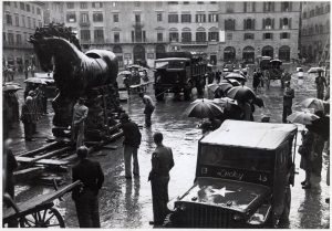 Firenze16 febbraio 1945..la statua equestre di "Cosimo dei Medici" sta ...tornando in piazza Signoria .(dopo che era messa in sicurezza nella villa medicea di Poggio a Caiano).