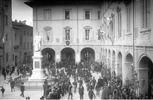 17 aprile 1921. /Le "Camice Nere" assaltano il comune di Prato. foto storica