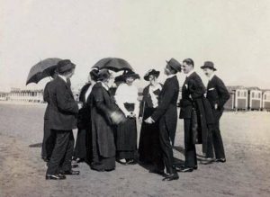 F.lli Alinari/ Viareggio 1915, persone sulla spiaggia. 