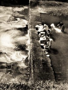 Toscana (luogo non identificato) donne al lavaggio dei panni nel fiume, foto anno 1950 circa