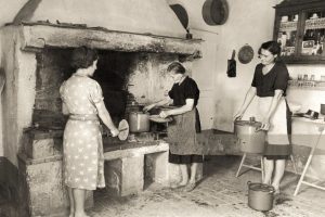 Donne preparano un pranzo comune durante la vendemmia in una tenuta di una fattoria di Strada in Chianti(Fi) anno 1949 circa