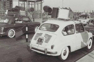Firenze/ Casello autostradale anni 60. Lunghe code di auto in partenza verso il mare della Versilia.