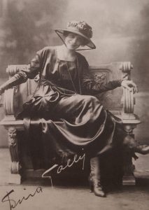 Clotilde Annamaria Galli, nota come Dina. Milanese di nascita (1877/1951) famosa attrice di teatro e cinema, fra il 1910 e il 1940. Può essere considerata una "quasi viareggina", dato che amava la città ove si rifugiava tutte le volte che poteva.
