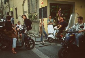il famoso fotografo "Usa" Charles Traub, camminando x le strade di Firenze, immortalo questo spaccato di vita, in un giorno del 1997..!!