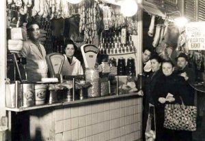 Firenze 1948 , Anna e Bruno (esuli Istriani) nel loro negozio al Mercato di San Lorenzo