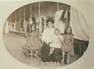 Una famiglia alle bagnature. Siamo nel 1900