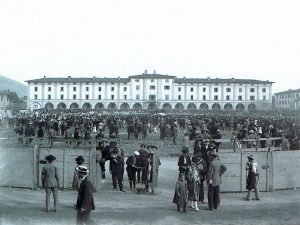 Piazza Mercatale a Prato, nel 1907. Foto di M. Meucci (Archivio Fotografico Toscano)