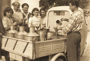 Campagna toscana prov. di Lucca anni 60, un "Oliandolo" venditore ambulante di olio, che gridava"" Donne..ce l'ho con l'olio""..!